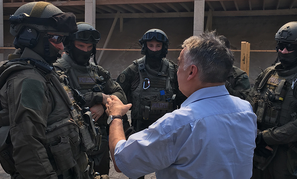 Minister Reul at the training of the special units