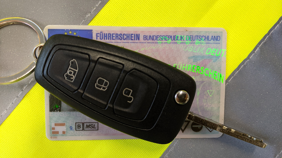 Führerschein und Fahrzeugschlüssel