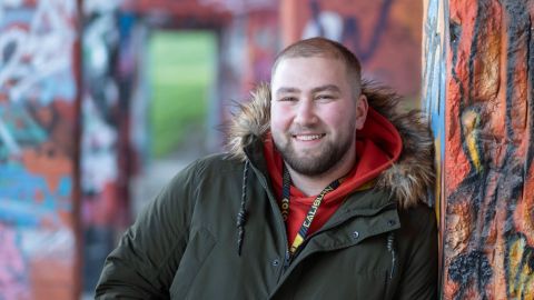 In der 5. Klasse hatte er bereits drei Strafanzeigen. „Ich musste viele Freunde gehen lassen, um einen anderen Weg einzuschlagen“, sagt Berat Ergüner.