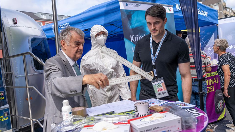 MInister Reul besucht den Stand Initiative Pro K beim NRW-Tag