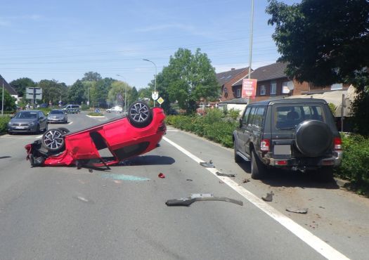 Ein PKW liegt auf dem Dach