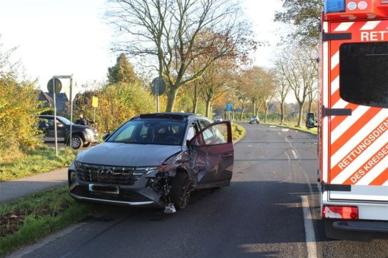 einer der beiden beschädigten Pkws beim Unfall in Bedburg-Hau
