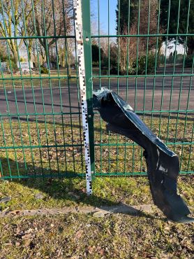 Kotflügel im Zaun