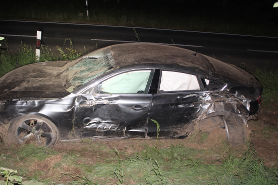 beschädigtes Fahrzeug im Grünstreifen