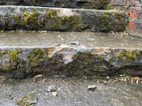 Beschädigte Steintreppe