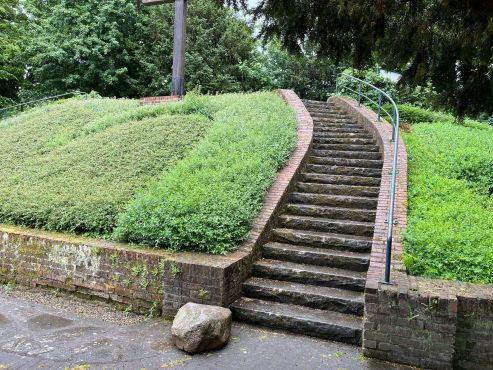 Findling vor der Treppe