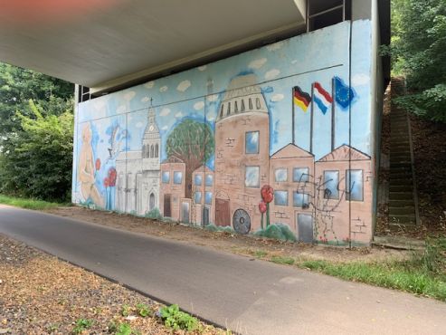 Kunstwerk, unter der Brücke, welches besprüht wurde