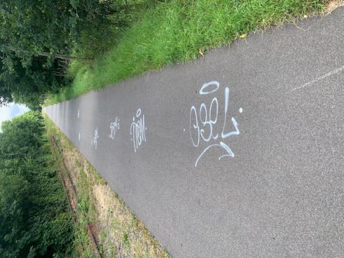 Teile der Fahrbahn wurden mit einem Schriftzug, Romy, welcher, mehrfach gesprüht wurde, besprüht