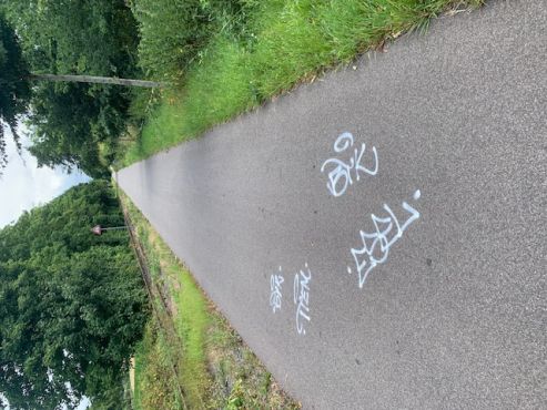 weitere Schriftzüge auf der Fahrbahn der Europa-Radbahn