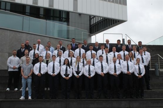 mehrere Kolleginnen und Kollegen sowie Mitarbeitende der KPB Kleve haben sich auf einer Treppe für ein Gruppenbild aufgestellt