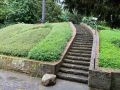 Findling vor der Treppe