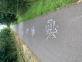 Teile der Fahrbahn wurden mit einem Schriftzug, Romy, welcher, mehrfach gesprüht wurde, besprüht